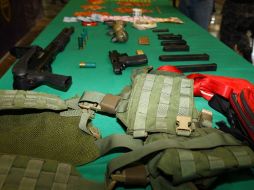 Se aseguraron cinco armas de fuego, lanza granadas, 10 cargadores, un aparato de radio comunicación y chaleco antibalas. ARCHIVO  /