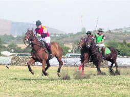Miguel Chávez (rojo), del equipo Rostros, contribuyó para que el conjunto rojo derrotara a La Chacona, en el cotejo inaugural  /