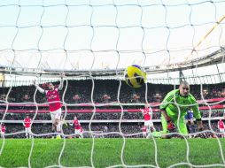 Mikel Arteta (centro) anotó los dos goles que le dieron el triunfo a los Gunners, en su encuentro ante el West Bromwich. REUTERS  /