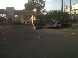 Por el enfrentamiento la calle Camino Real, principal entrada al fraccionamiento, fue cerrada al paso de los vehículos.  /