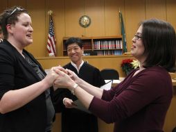 Algunas cortes, como las de los condados de King y Thurston, abrieron a la medianoche y comenzaron a formalizar matrimonios. AP  /