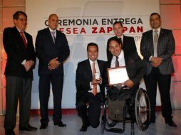 El atleta paralímpico (d) recibe la presea de manos del alcalde zapopano (i). ESPECIAL  /