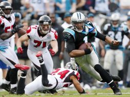 Cam Newton (1) logró controlar a la defensiva de los Halcones. AP  /
