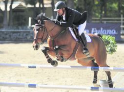 Vencedores. Javier Fernández, a lomos de ''Bacanora Z'', durante la prueba estelar el domingo.  /