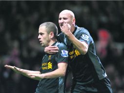 Joe Cole (izquierda), que casi acababa de entrar firmó el segundo gol de los Reds. AP  /