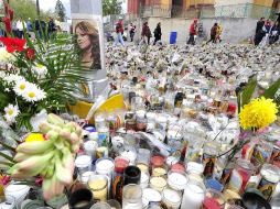 Flores y veladoras en homenaje a Jenni Rivera han sido colocadas a las afueras de la Basílica de Guadalupe en Monterrey. EFE  /