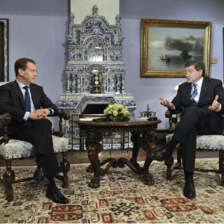 Medvedev olvida micrófono abierto y dice imbéciles a fuerzas de seguridad