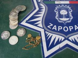 Dos sujetos quisieron vender monedas de plata falsas entre 600 y 800 pesos, además de una cadena y dije de color dorado. ESPECIAL  /