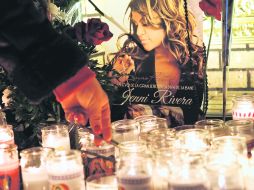 Adiós. Los fanáticos de la cantante, con ofrendas, recordaron a la cantante. En la imagen, la Plaza México, en Lynwood, California. AP  /