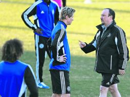 El técnico del Chelsea, Rafa Benítez (der.), platica con el delantero Fernando Torres, durante el entrenamiento en Yokohama. EFE  /