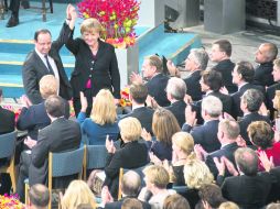 LÍDERES DE EUROPA. En Oslo, el presidente francés François Hollande levanta la mano de la canciller alemana Angela Merkel REUTERS  /