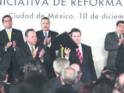 El Presidente Enrique Peña Nieto presentó su iniciativa de reforma flanqueado por los líderes nacionesl del PRD, y del PAN.EL UNIVERSAL  /