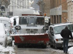 Las barredoras de nieve tratan de despejar las calles de nieve. EFE  /