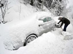 Las nevadas bloquearon otras autopistas y carreteras. ARCHIVO  /