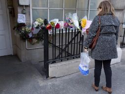 Ofrendas florares en el hospital King Edward, en memoria de la enfermera fallecida. REUTERS  /