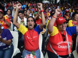 Simpatizantes de Hugo Chávez asisten a una misa masiva para rezar por su recuperación. AFP  /