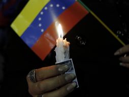 Simpatizantes del presidente venezolano, Hugo Chávez, oran por su pronta recuperación. AP  /