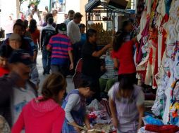 Ofrecen los trajes típicos de indígenas para hombre y mujer, huaraches, rebozos bordados, bolsas, blusas, mandiles.  /