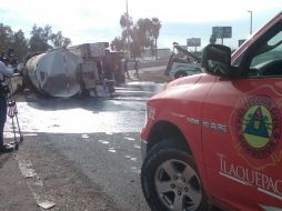 Parte de los 30 mil litros se derramó en el lugar.  /