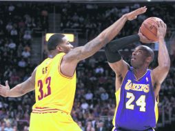 Alonzo Gee marca a Kobe para evitar que la estrella de Los Ángeles dispare con comodidad a la canasta. REUTERS  /