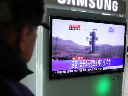 Un hombre observa un reporte televisivo sobre el lanzamiento de un satélite de Corea del Norte. XINHUA  /