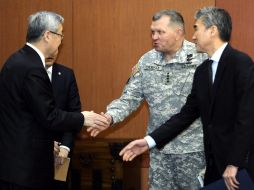 Sung Kim (dcha) se reune con James Thurman (centro), comandante de las fuerzas estadounidenses en Corea del Sur.  EFE  /
