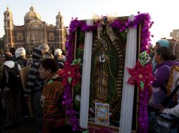 Peregrinos participan en los festejos a la virgen. XINHUA  /