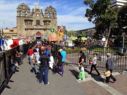 El entorno urbano del templo del Santuario de Guadalupe vive su ambiente de feria.  /