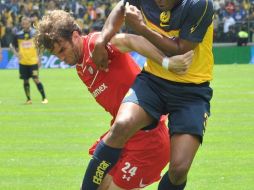 El delantero uruguayo (i) exige ante la FIFA que el equipo mexicano le pague el resto de su contrato. ARCHIVO  /