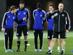 Rafael Benítez (d), lidera una sesión de entrenamiento del equipo en el Estadio Internacional de Yokohama. EFE  /