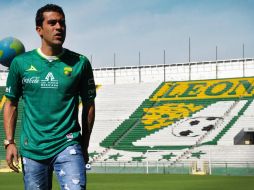 El atacante mexicano ya hizo el recorrido de reconocimiento por el Nou Camp. Imagen de @clubleonfc. ESPECIAL  /