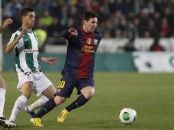 Lionel Messi y Carlos Caballero disputan un balón en el partido en Córdoba. AP  /