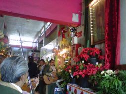 Vecinos cooperaron para llevar mariachi a la Virgen de Guadalupe en su día.  /