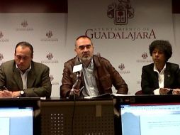 En rueda de prensa, el regidor Salvador Caro Cabrera (c), acompañado de los ediles Candelaria Ochoa y Juan Carlos Anguiano.  /
