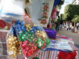 En el tianguis navideño se puedan encontrar productos como juguetes, ropa y hasta comida. ARCHIVO  /