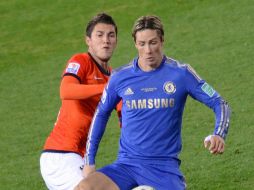 Mier (i) disputa un balón con Fernando Torres (d) del Chelsea. AFP  /