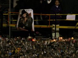 Los restos fueron trasladados al Aeropuerto del Norte. En la imagen, los fans llevan veladoras a la Básilica de Monterrey. XINHUA  /