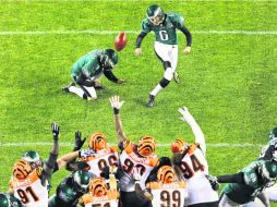 Alex Henery metió un gol de campo que puso adelante a Filadelfia, pero Cincinnati fue mejor equipo en la segunda mitad.  AP  /