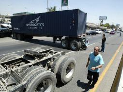 En la carretera a Chapala un contenedor (no container) obstruye el tráfico. ARCHIVO  /