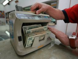 La divisa estadounidense se compró en un mínimo de 12.23 pesos. ARCHIVO  /