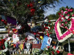 En Lakewood también continúan las ofrendas para la cantante. AP  /