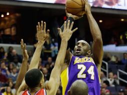 Kobe Bryant realiza un tiro durante el juego contra los Wizards de Washington. AFP  /