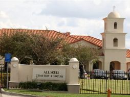 Entrada del cementerio ''All Souls'' donde supultarán a la cantante. EFE  /