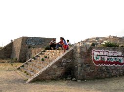 Campo de juego de pelota prehispánico dañado por el paso del tiempo y por grafiteros. ARCHIVO  /