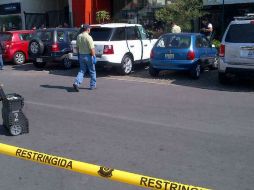 Testigos revelaron a autoridades que los causantes descendieron de un vehículo en color blanco para dispararle a los ahora fallecidos.  /