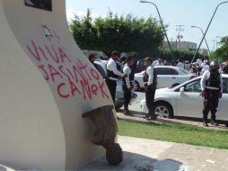 Los campesinos ya habían intentado derribar el busto del fallecido funcionario, pero hasta ayer lo lograron. EL UNIVERSAL  /