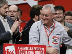 Cayo Lara celebrando su triunfo unánime. EFE  /