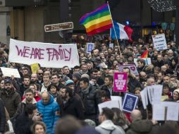 Inconformes se reúnen en calles de París para manifestarse a favor de la legalización del matrimonio gay. EFE  /