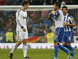 Juan Albín (d) celebra el gol de la igualada cerca de Cristiano Ronaldo (i). EFE  /