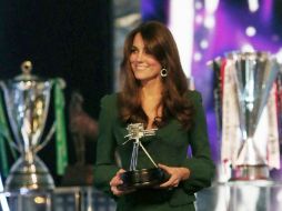 La duquesa de Cambridge con el galardón a toda una vida deportiva al ex atleta Sebastian Coe. EFE  /